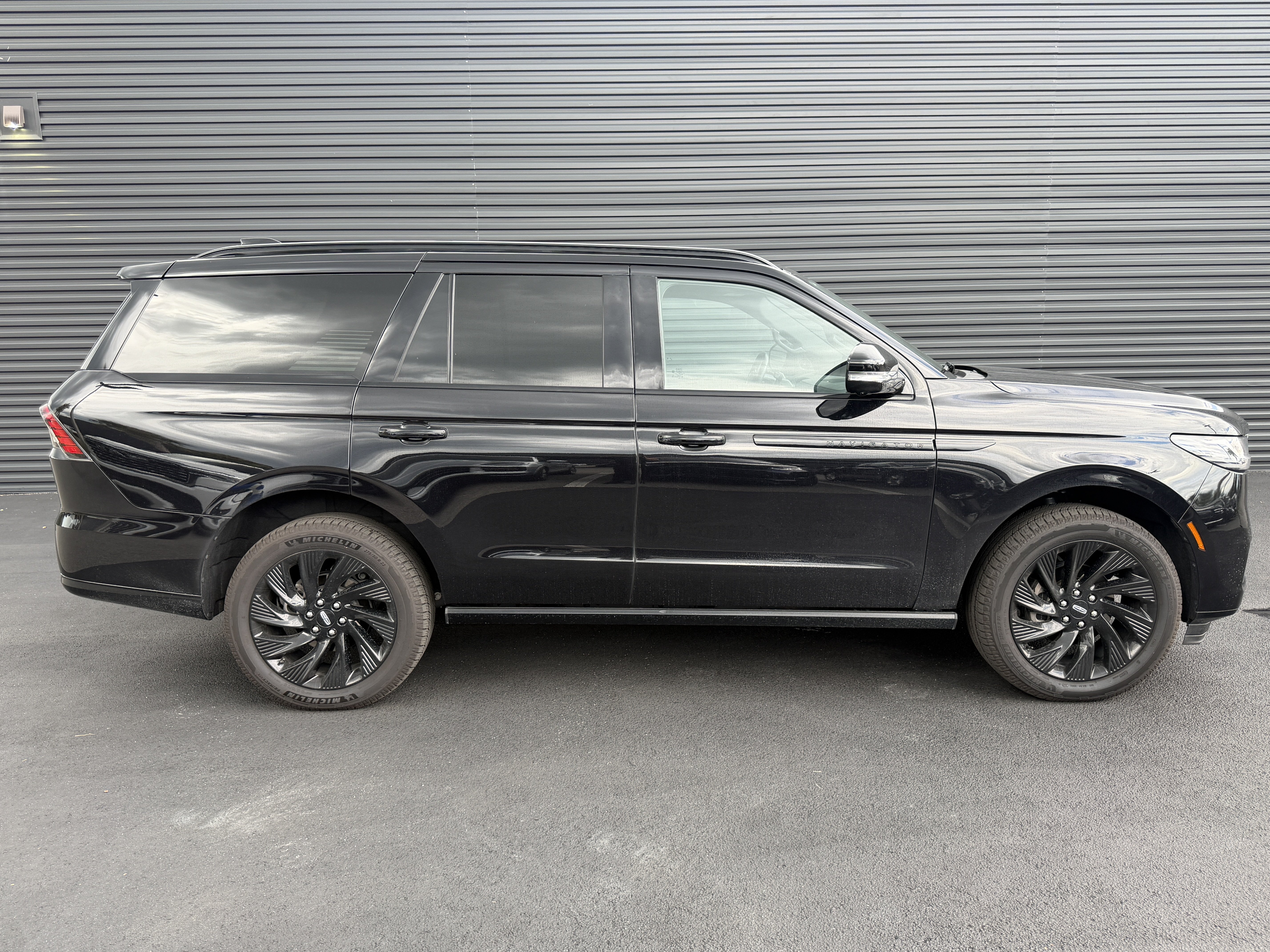 Used 2026 Lincoln Navigator Reserve w/ Jet Appearance Package AWD/4WD image 8