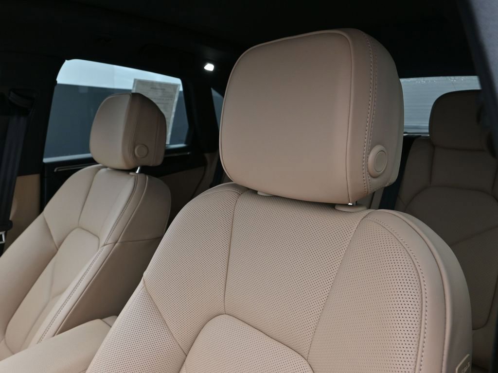Certified 2025 Porsche Macan image 16