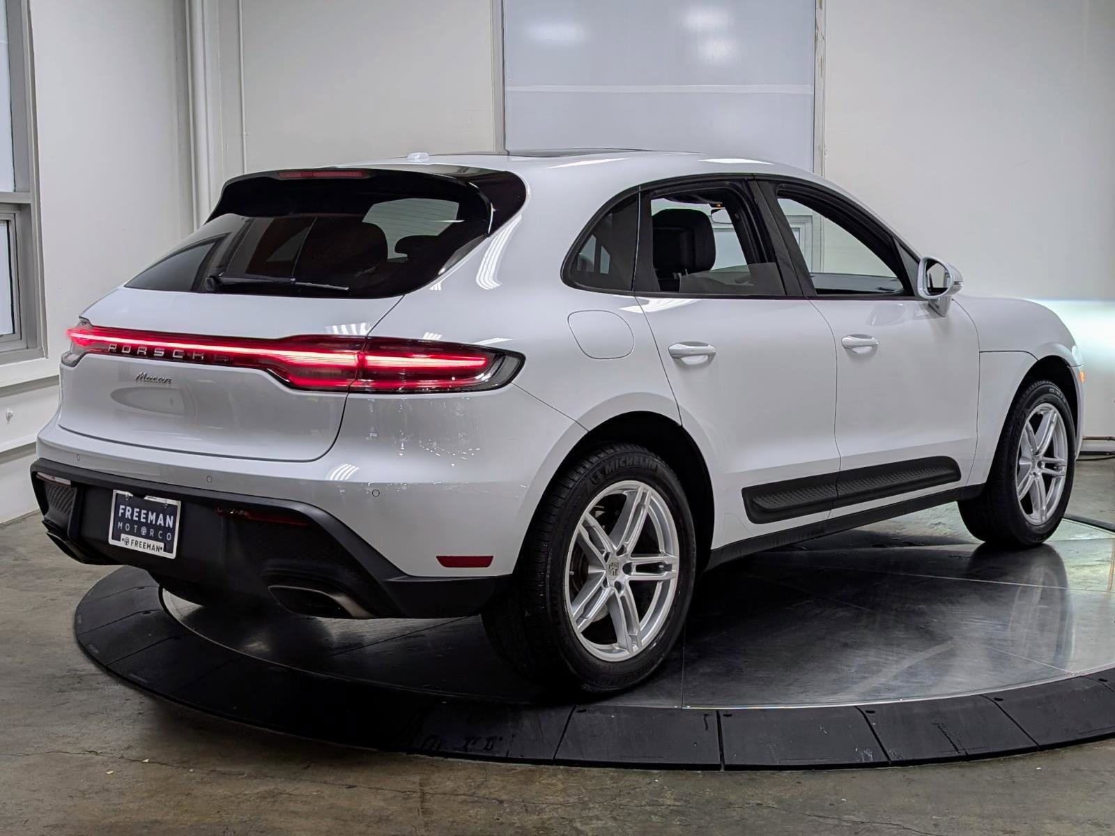 Used 2025 Porsche Macan image 9