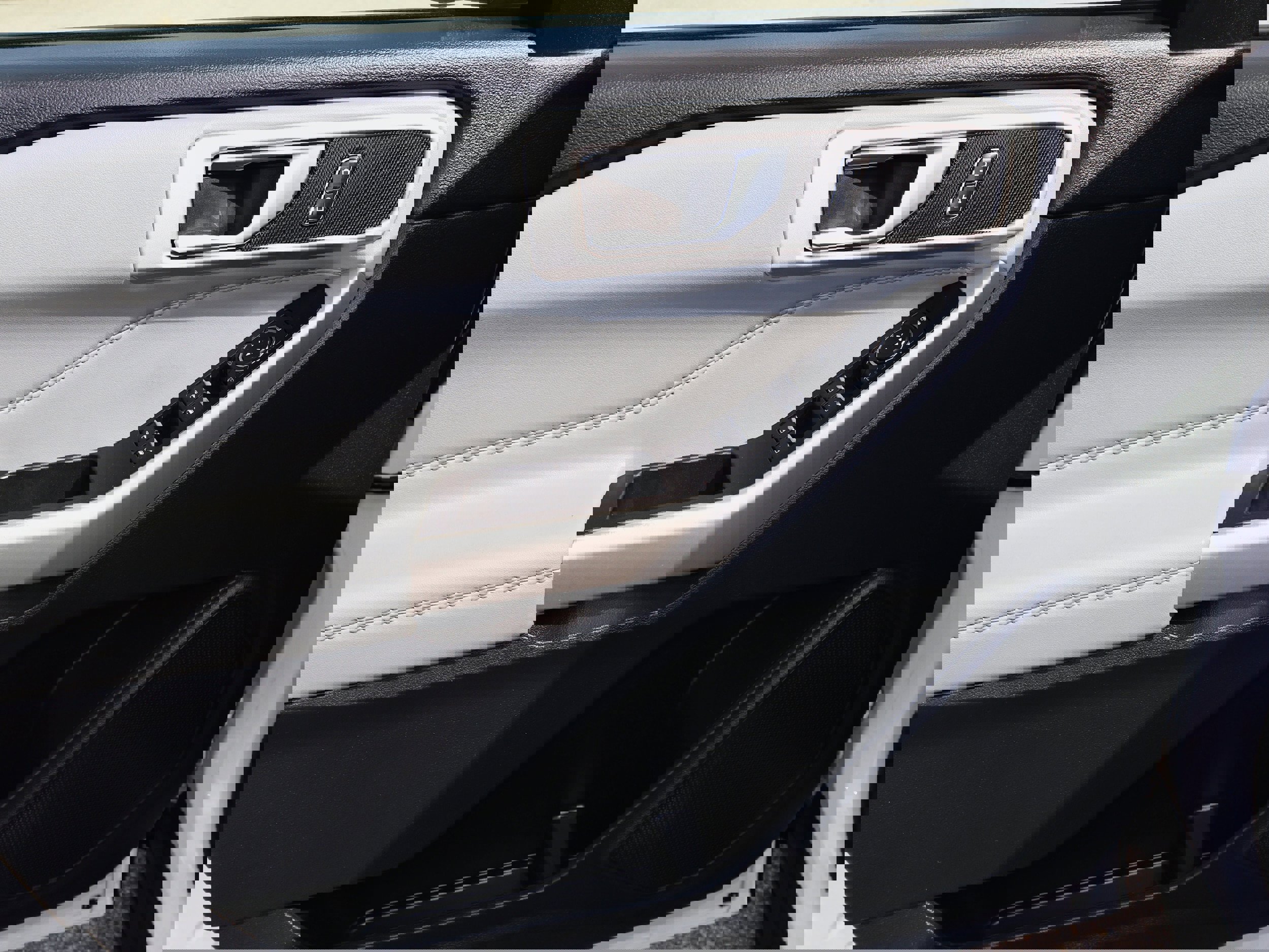 Used 2022 Ford Explorer XLT w/ Equipment Group 202A image 14