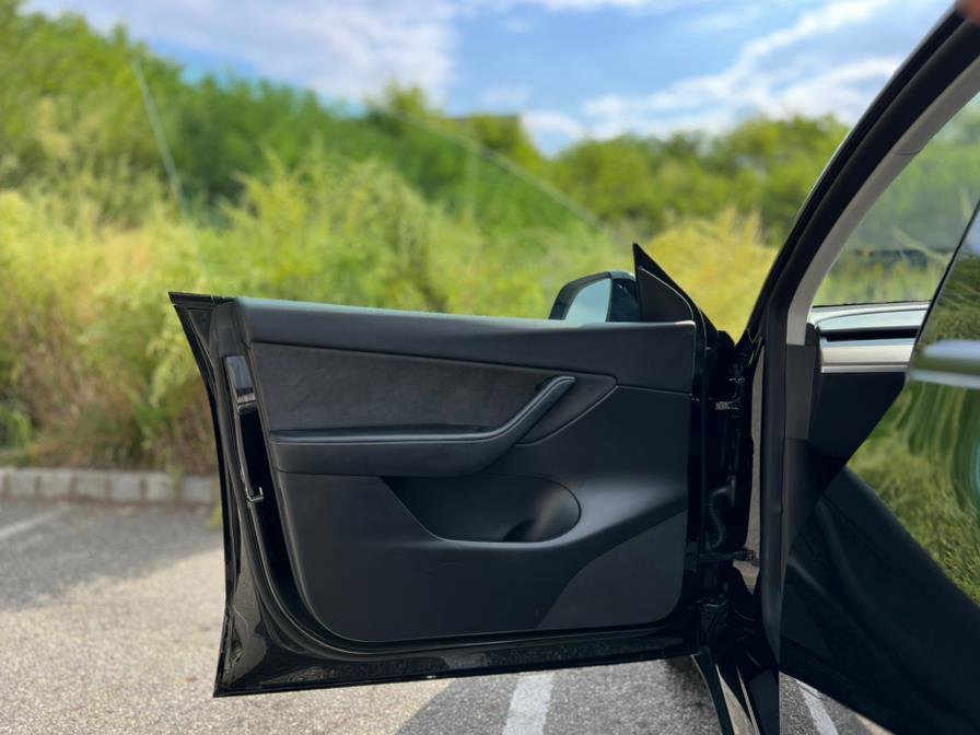 Used 2022 Tesla Model Y Long Range image 35