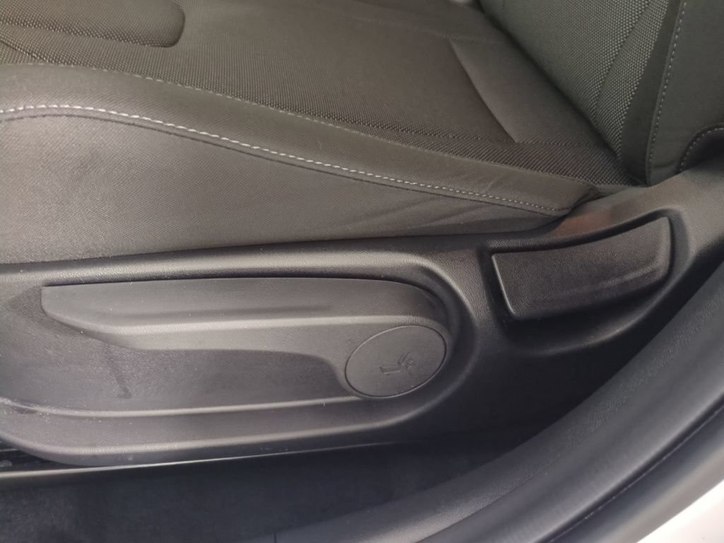 Used 2025 Hyundai Elantra SE FWD image 21