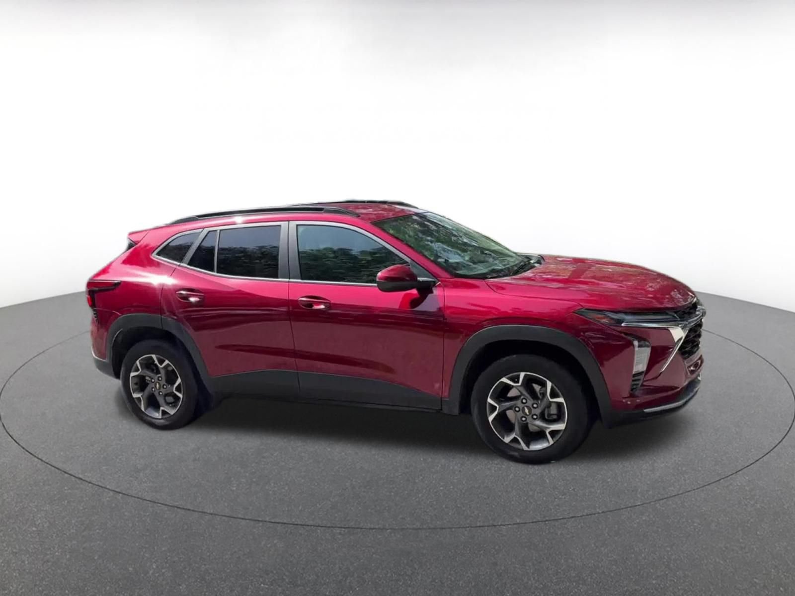 Used 2025 Chevrolet Trax LT FWD image 2