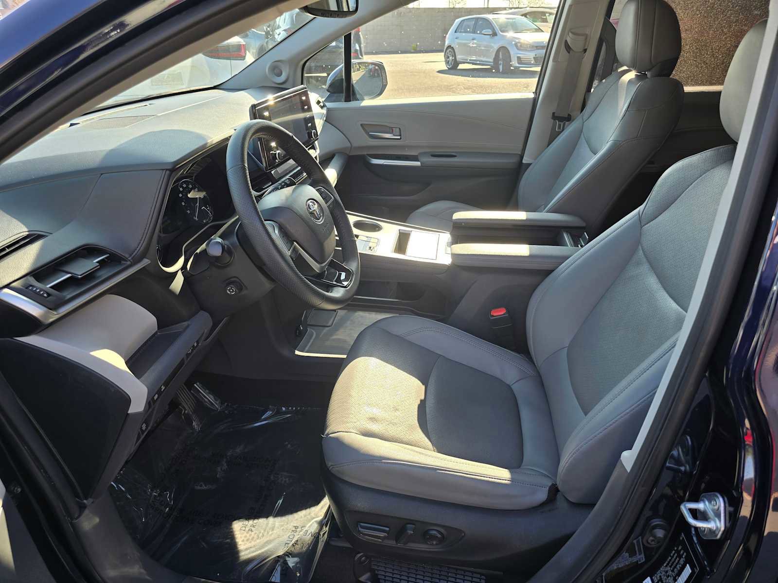 Used 2023 Toyota Sienna Limited image 23
