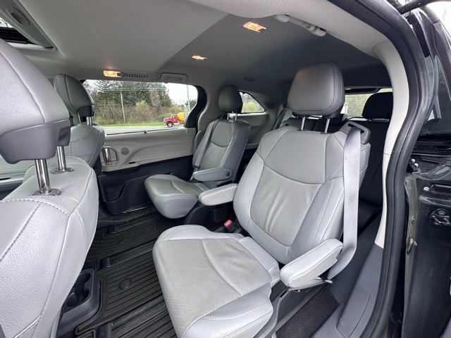 Used 2024 Toyota Sienna Limited image 11