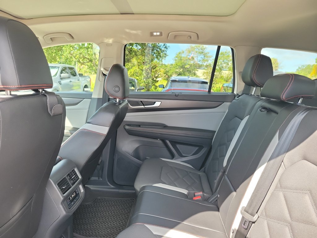 Used 2024 Volkswagen Atlas Peak Edition SE AWD/4WD image 24