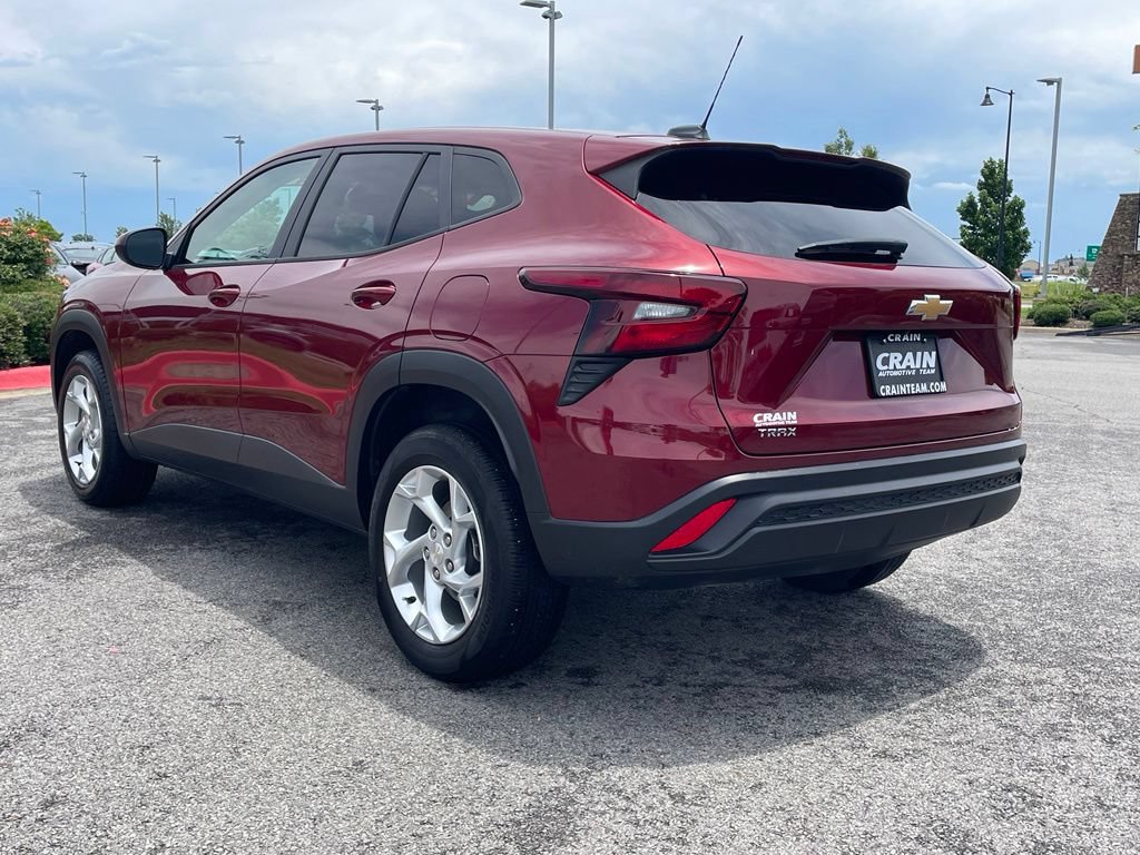 Used 2025 Chevrolet Trax LS w/ LS Convenience Package FWD image 5