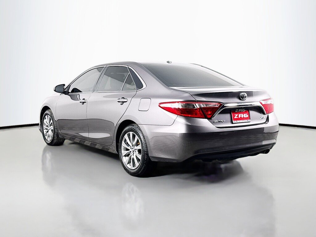Used 2016 Toyota Camry XLE FWD image 3