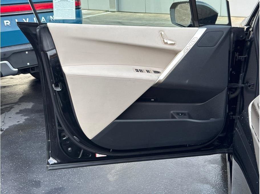 Used 2023 BMW iX xDrive50 w/ Sport Package image 10