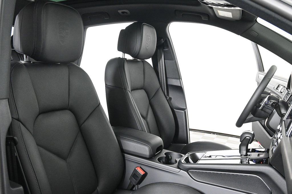 New 2026 Porsche Macan AWD image 30