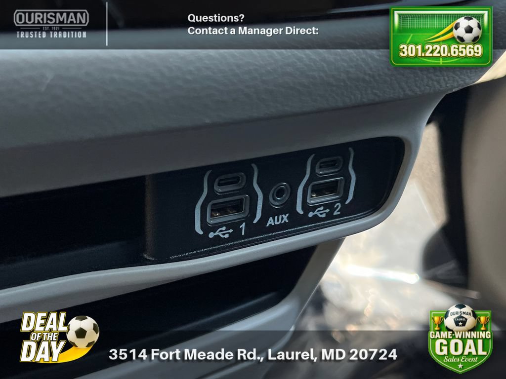 Used 2024 Chrysler Pacifica Touring-L FWD image 28
