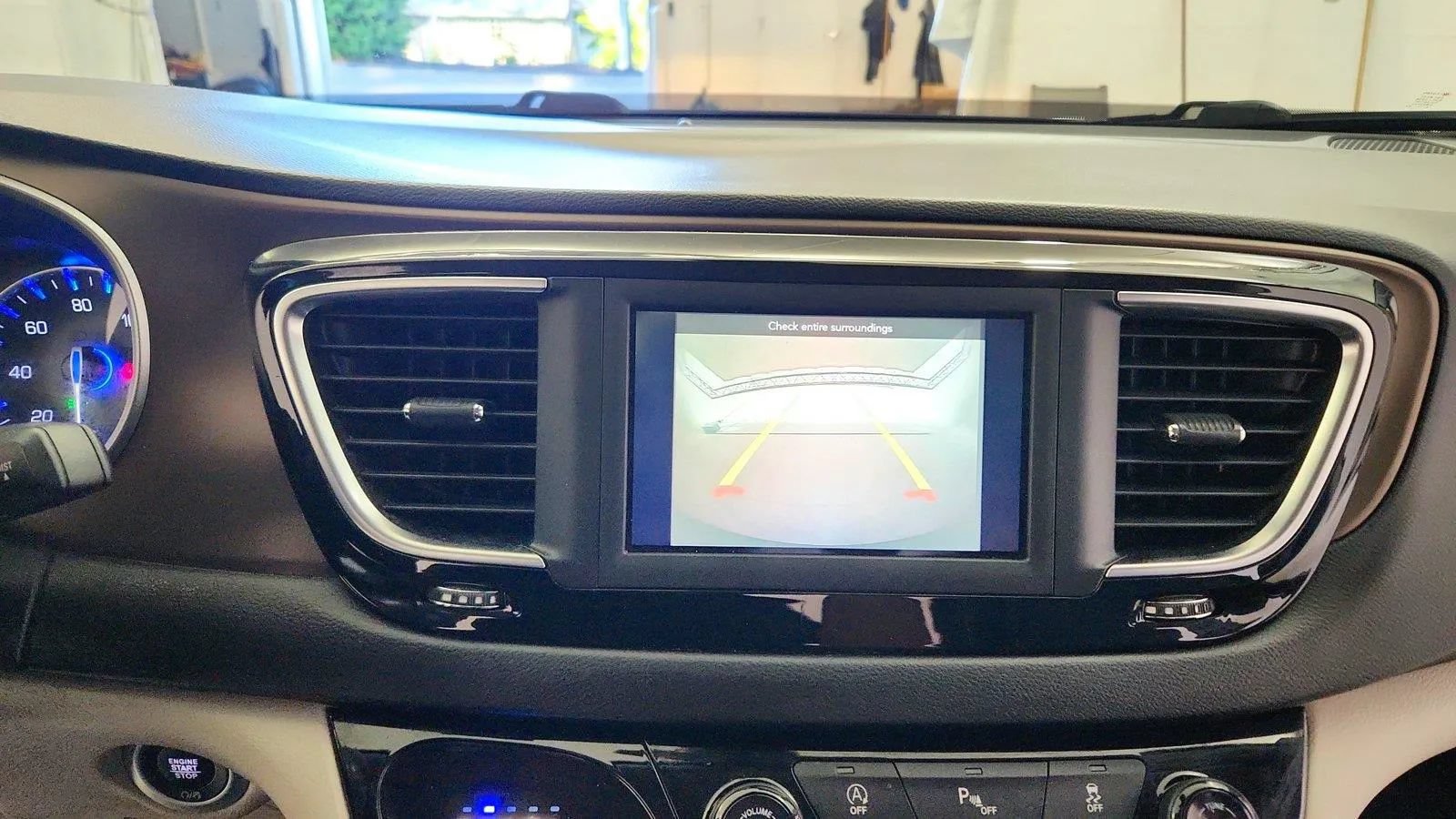 Used 2019 Chrysler Pacifica Touring-L FWD image 18