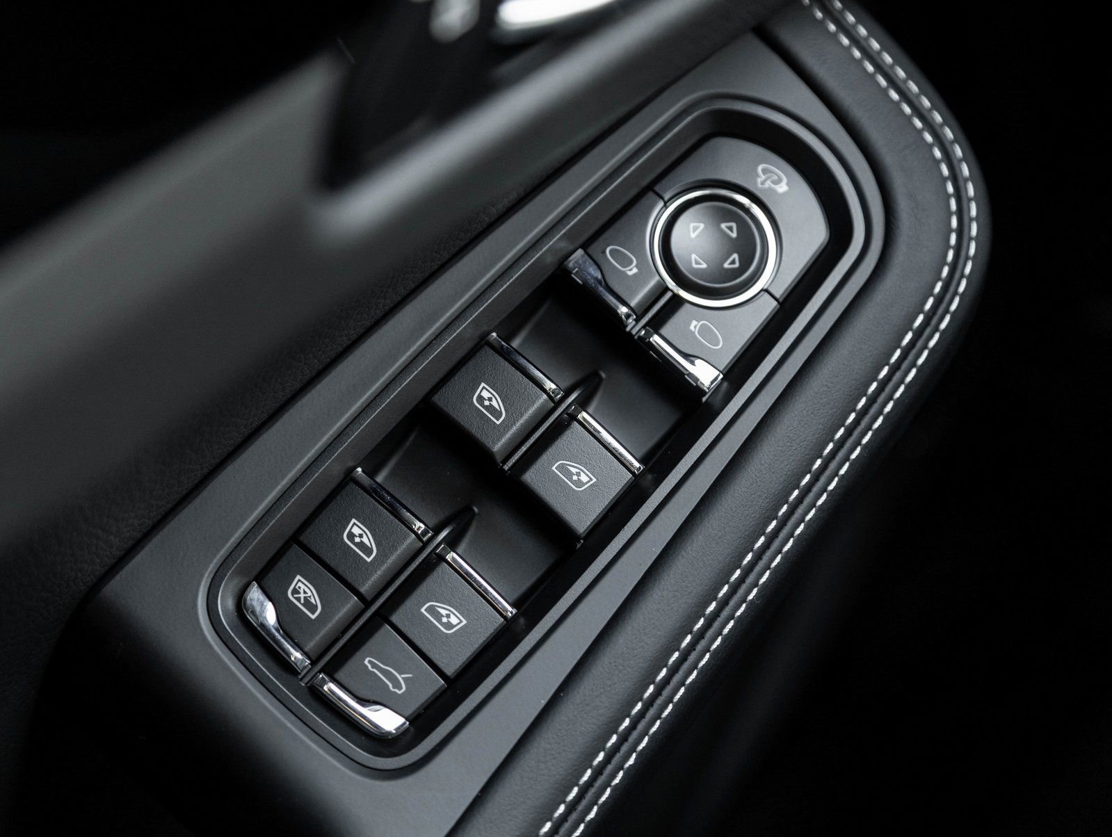 Certified 2026 Porsche Macan Turbo AWD/4WD image 19