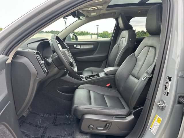 Certified 2025 Volvo XC40 B5 Plus AWD/4WD image 15