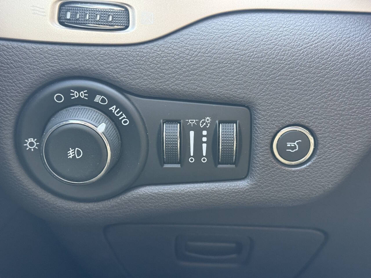 Used 2014 Jeep Cherokee Trailhawk w/ Comfort/Convenience Group AWD/4WD image 13