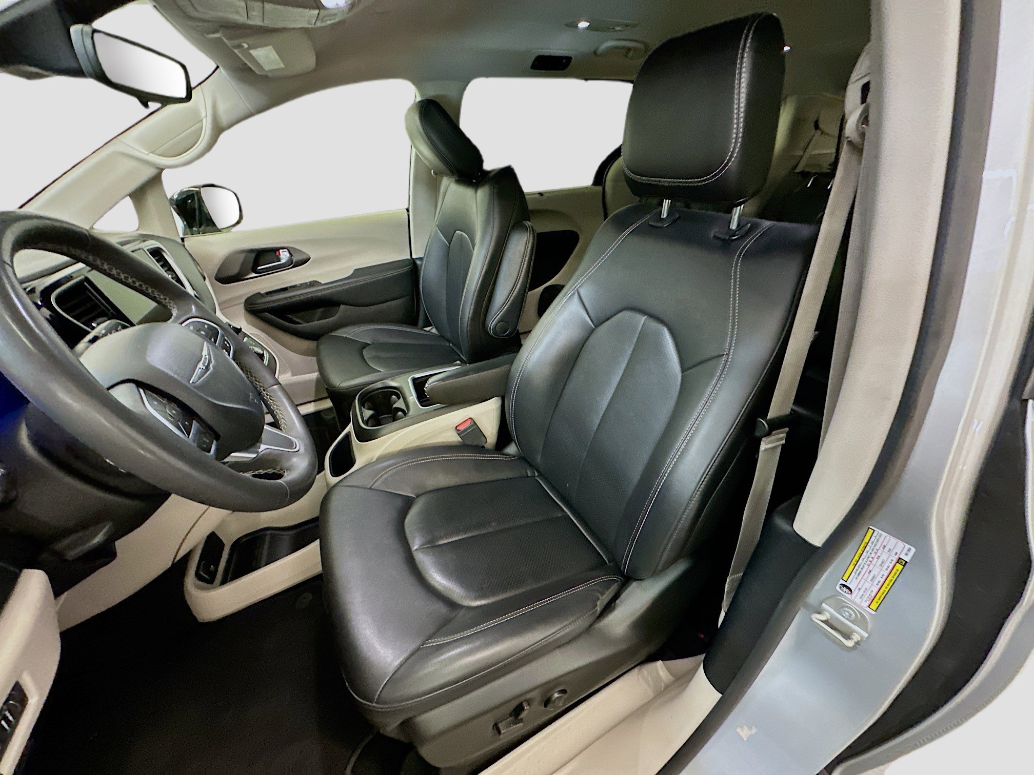 Used 2024 Chrysler Pacifica Touring-L FWD image 13