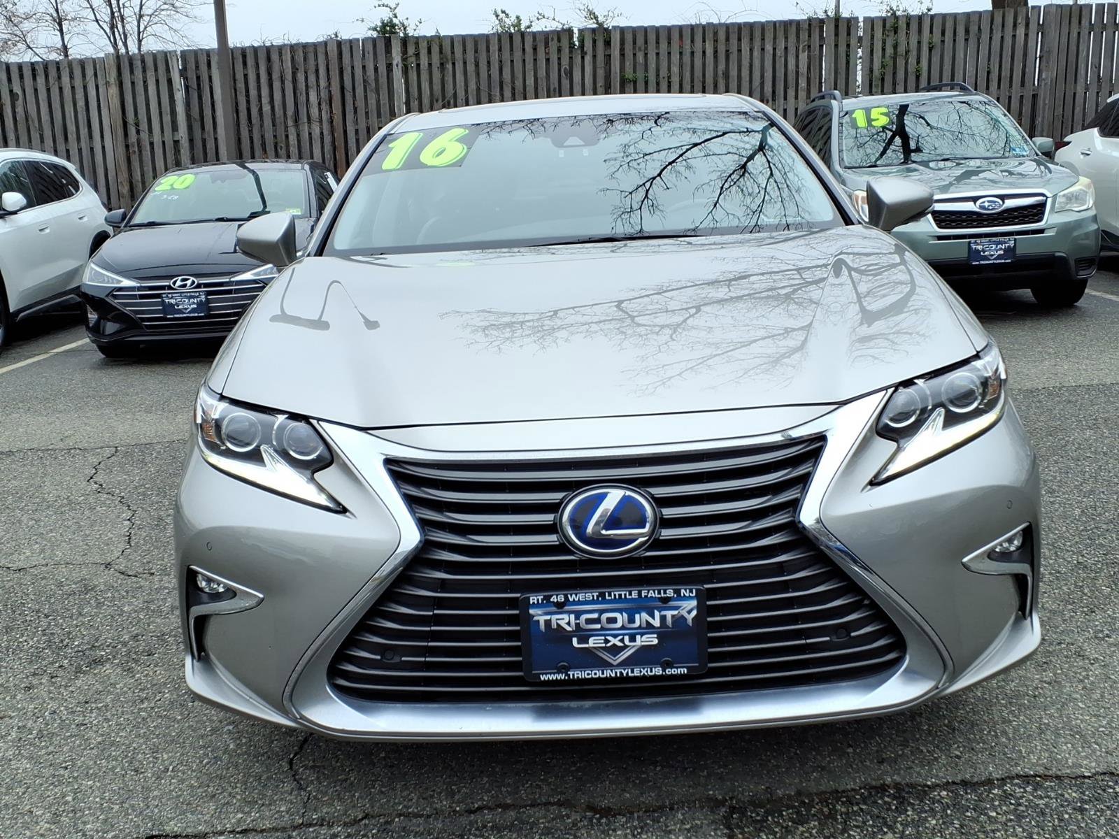 Used 2016 Lexus ES 300h w/ Luxury Package w/Wood Trim image 2