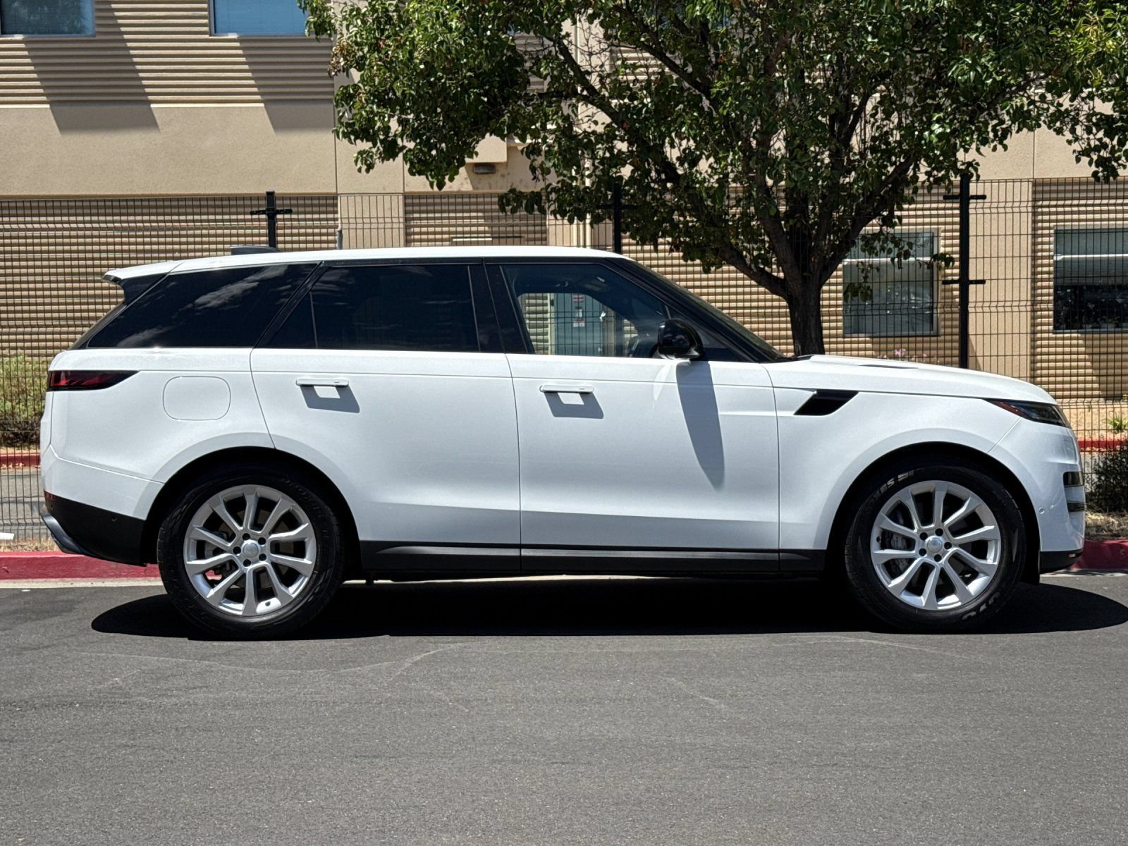 Used 2025 Land Rover Range Rover Sport SE AWD/4WD image 7