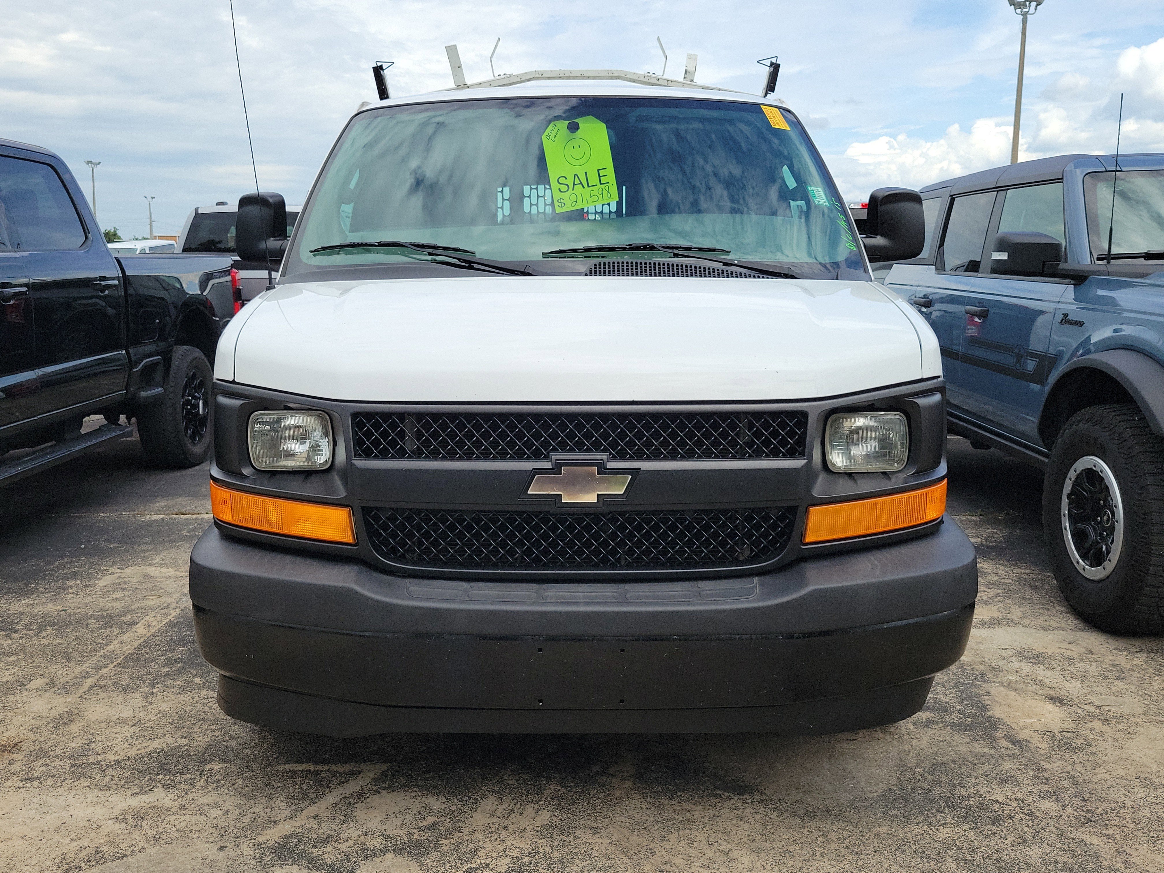 Used 2017 Chevrolet Express 2500 RWD image 2