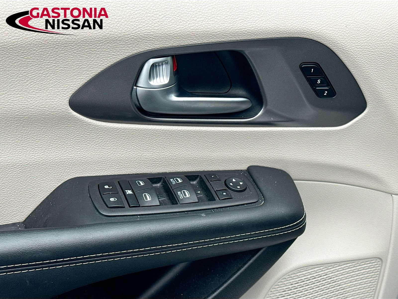 Used 2023 Chrysler Pacifica Touring-L FWD image 22