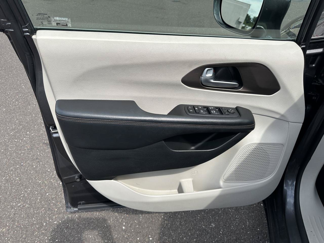 Used 2018 Chrysler Pacifica Touring Plus w/ Tire & Wheel Group FWD image 19