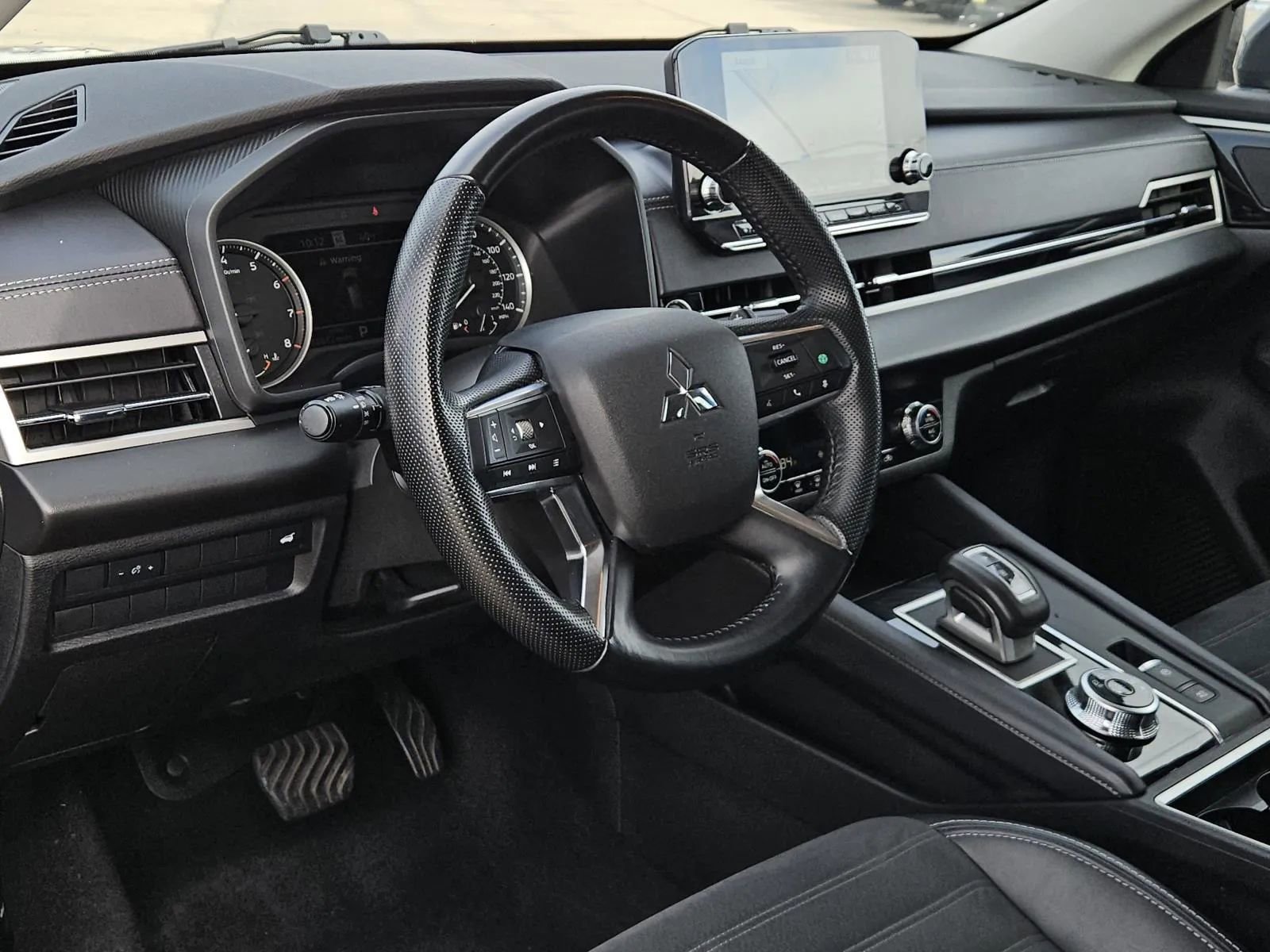 Used 2024 Mitsubishi Outlander SE Black Edition image 19