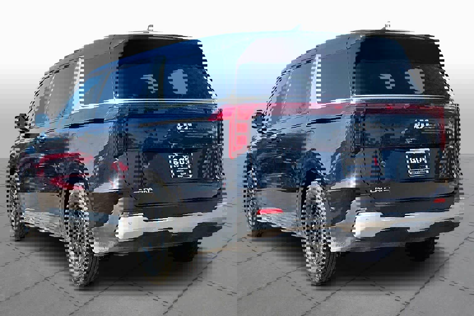 Used 2025 Kia Carnival image 9