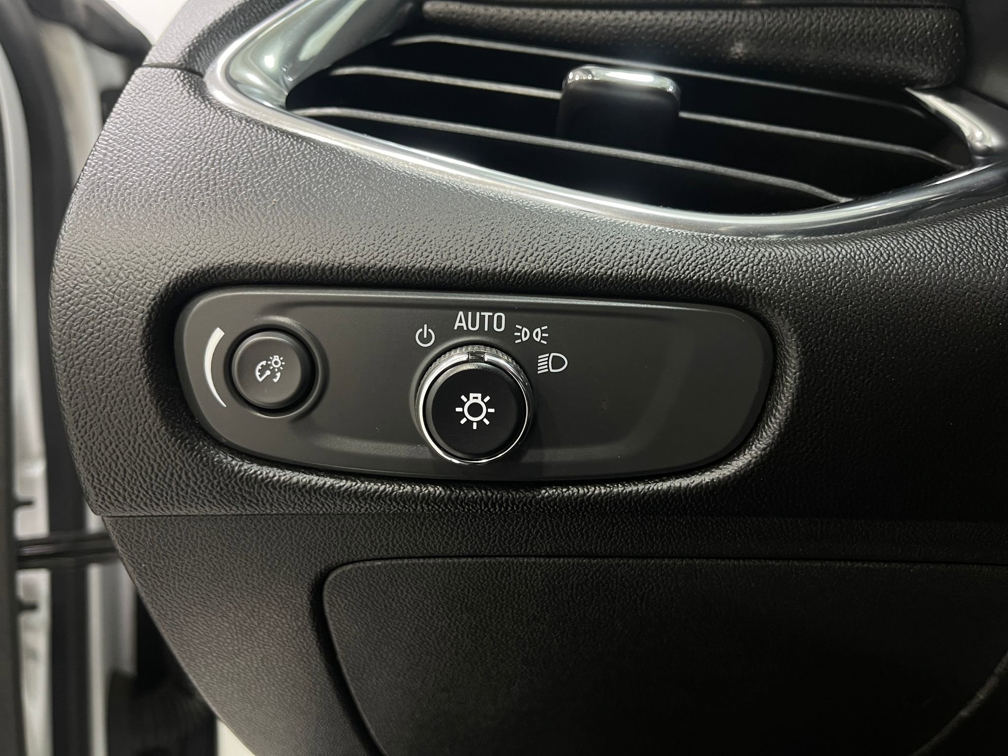 Used 2017 Chevrolet Malibu Premier w/ Premier Sun and Wheel Package image 22