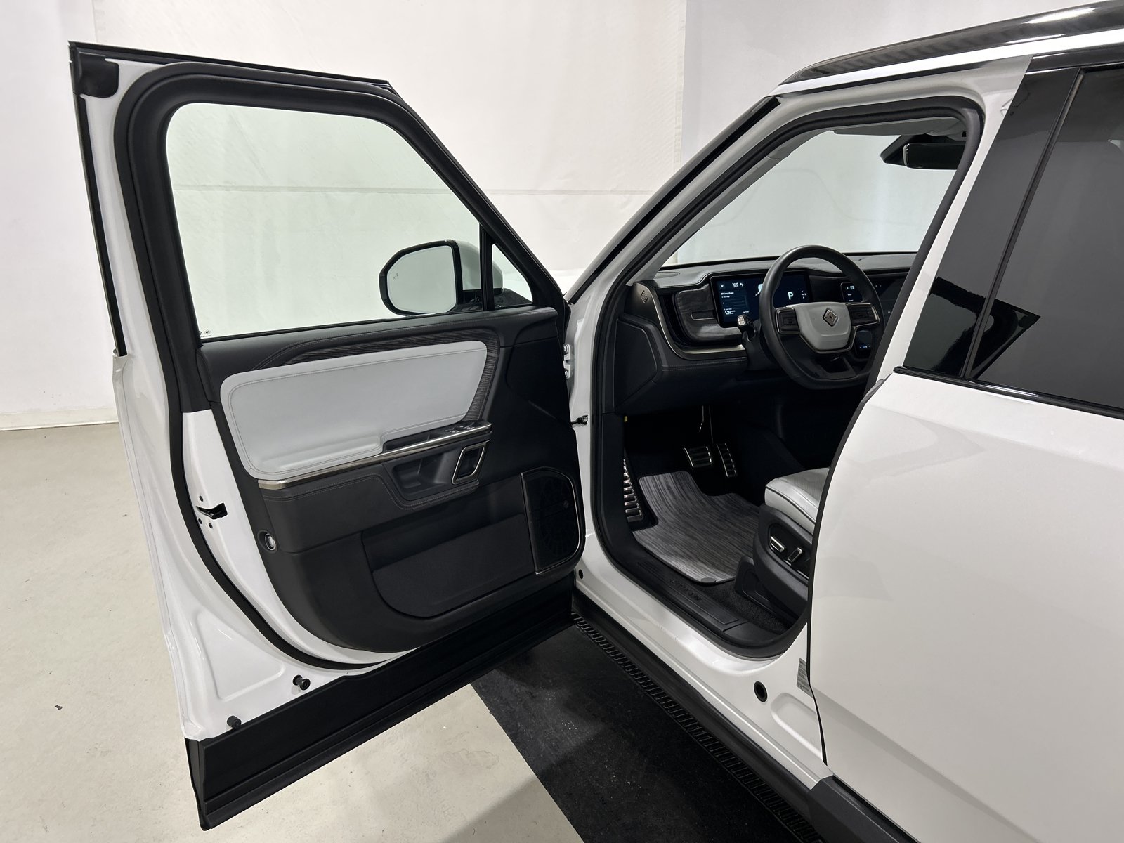 Used 2023 Rivian R1S Adventure AWD/4WD image 16