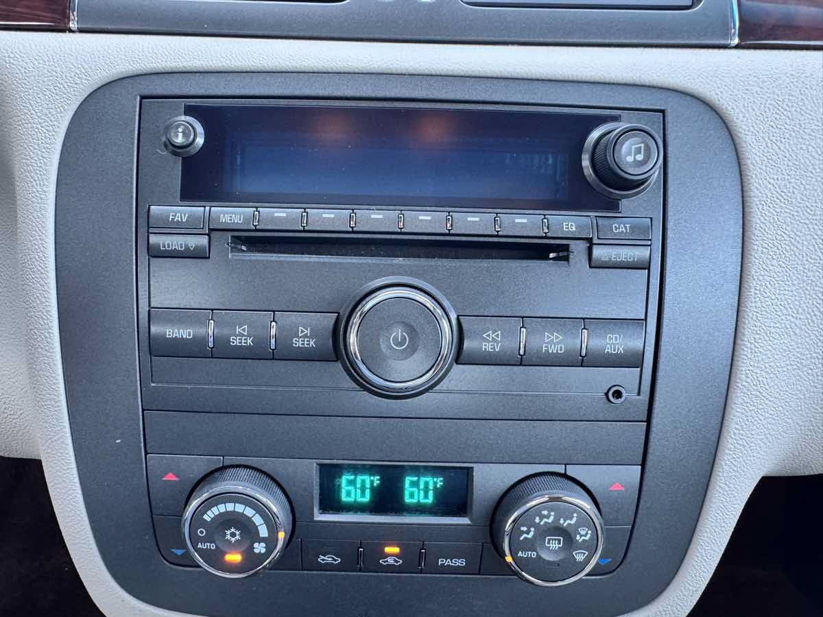 Used 2008 Buick Lucerne CXS FWD image 43