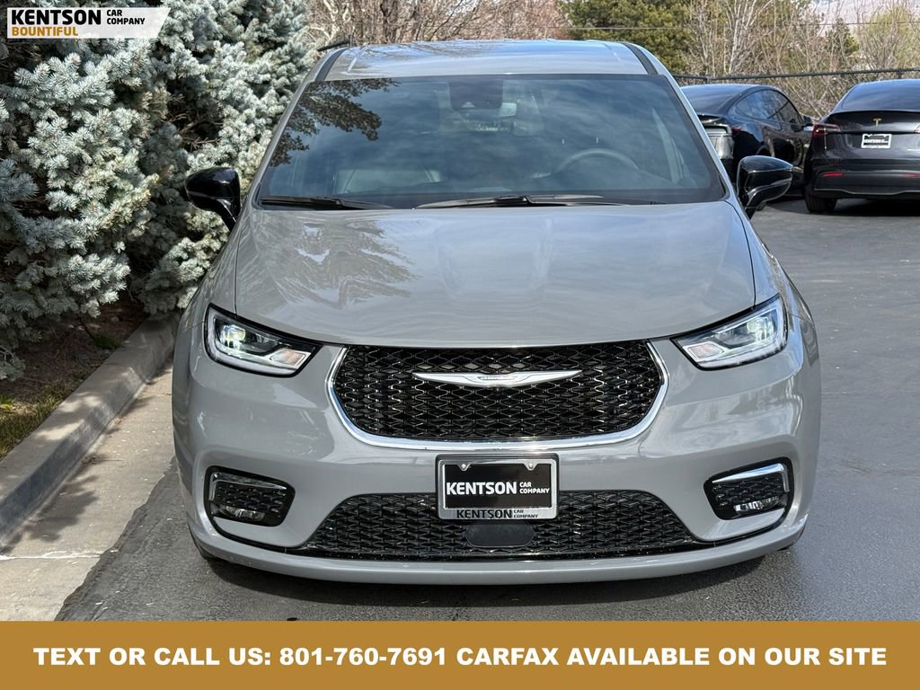 Used 2025 Chrysler Pacifica Select image 2