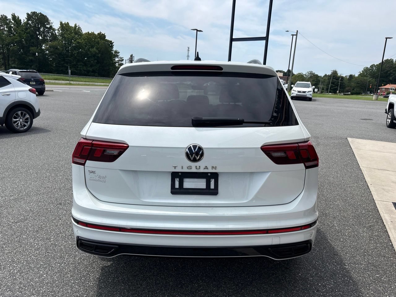 Used 2023 Volkswagen Tiguan SE R-Line FWD image 8