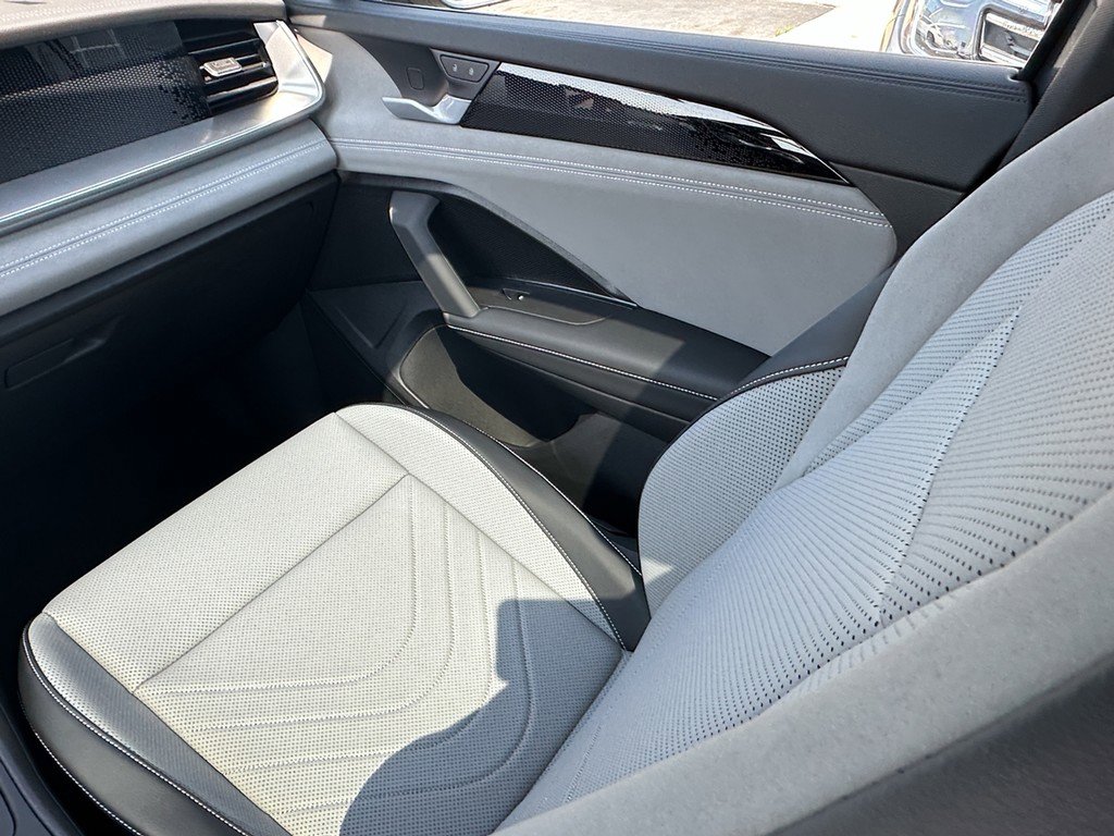 New 2025 Volkswagen Tiguan SE R-Line image 14