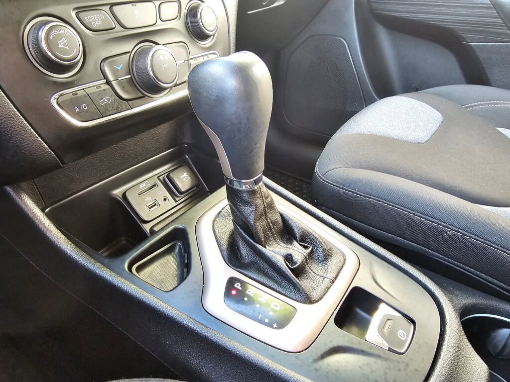 Used 2014 Jeep Cherokee Latitude w/ Cold Weather Group image 37