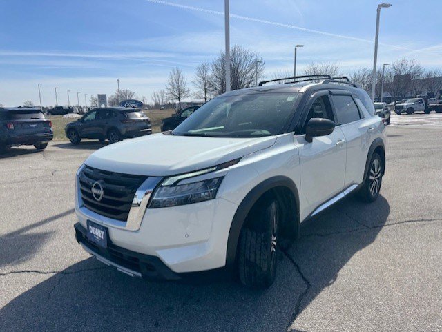 Used 2024 Nissan Pathfinder Platinum image 3