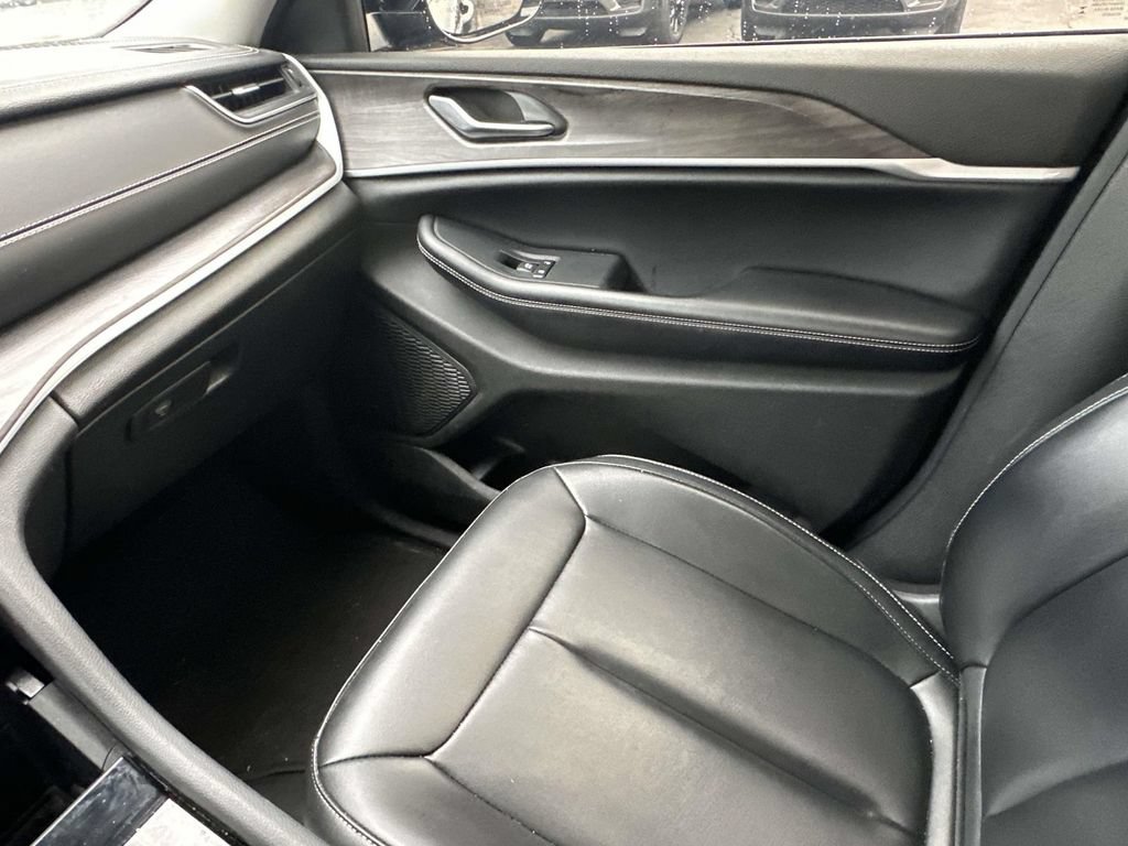 Used 2023 Jeep Grand Cherokee L Limited AWD/4WD image 29