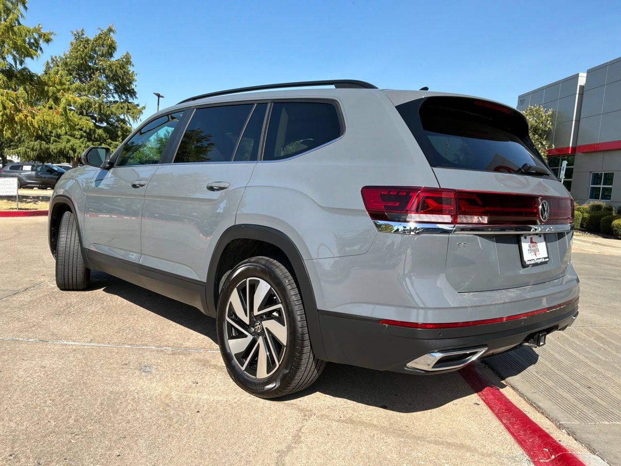 Used 2026 Volkswagen Atlas SE FWD image 8