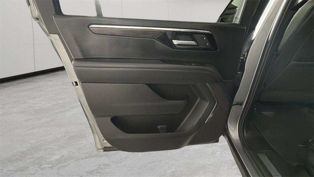 Used 2025 Chevrolet Suburban Z71 image 31