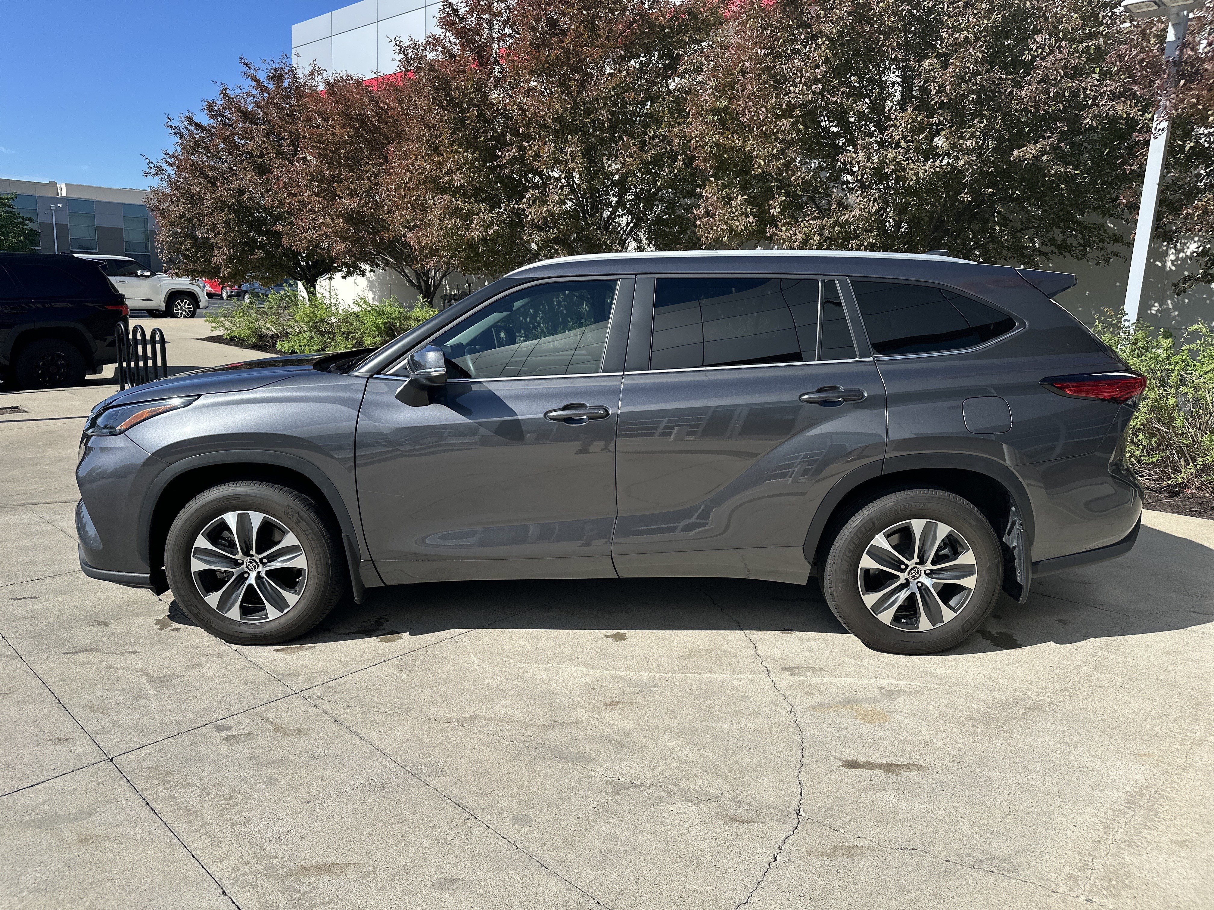 Used 2023 Toyota Highlander XLE AWD/4WD image 9