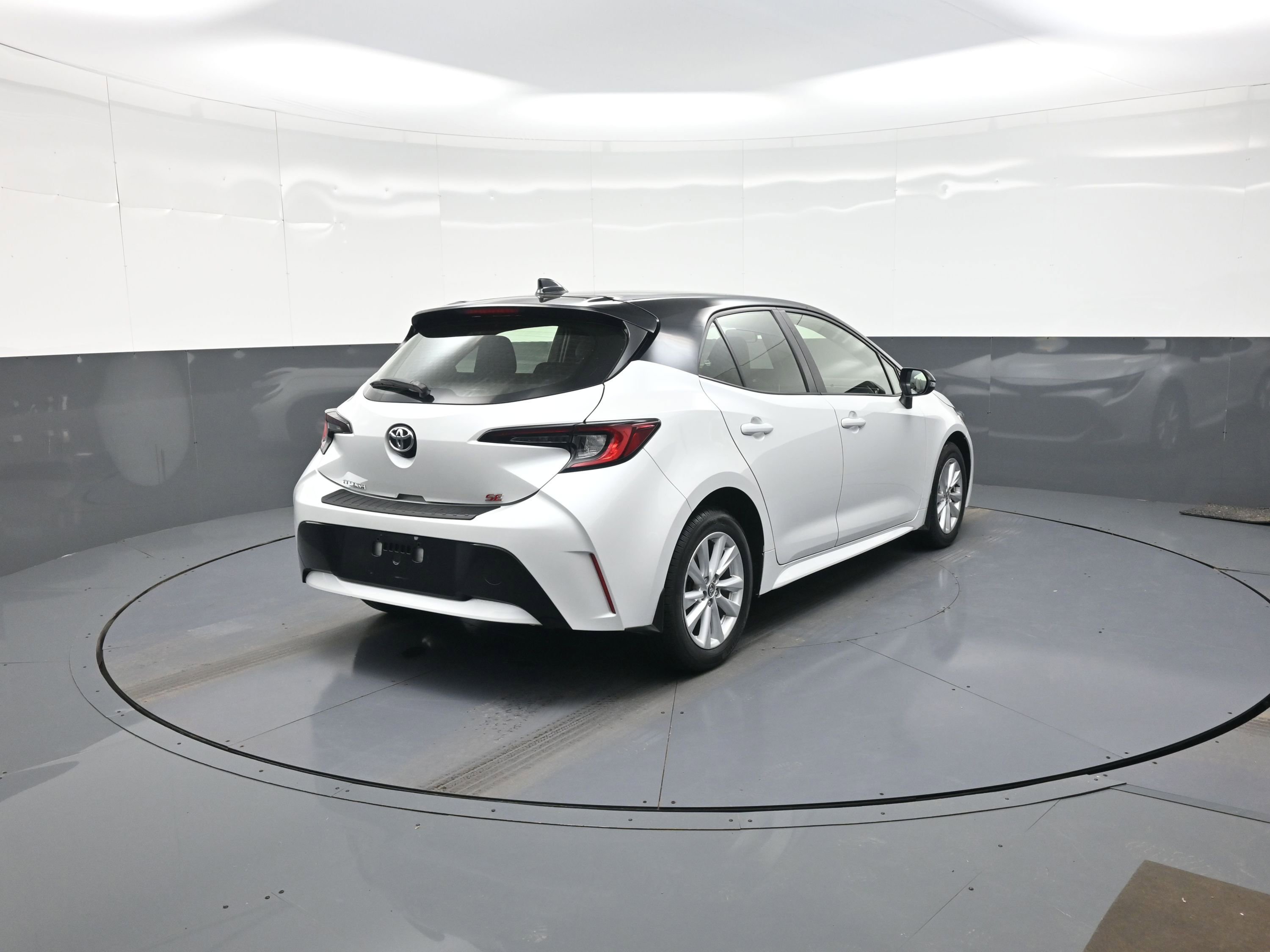 Used 2023 Toyota Corolla SE image 3