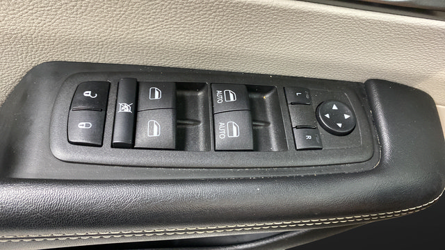 Used 2022 Chrysler Pacifica Touring-L FWD image 21