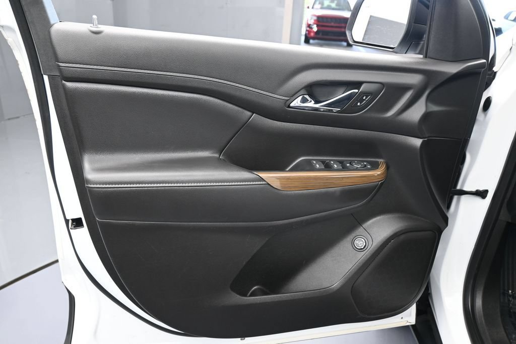 Used 2023 GMC Acadia SLE w/ Driver Convenience Package FWD image 13