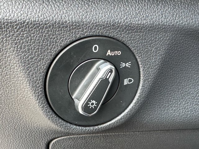 Used 2025 Volkswagen Jetta SE FWD image 26