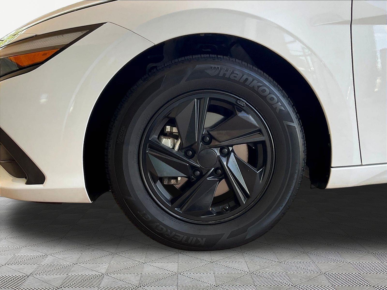 Used 2024 Hyundai Elantra SE FWD image 31
