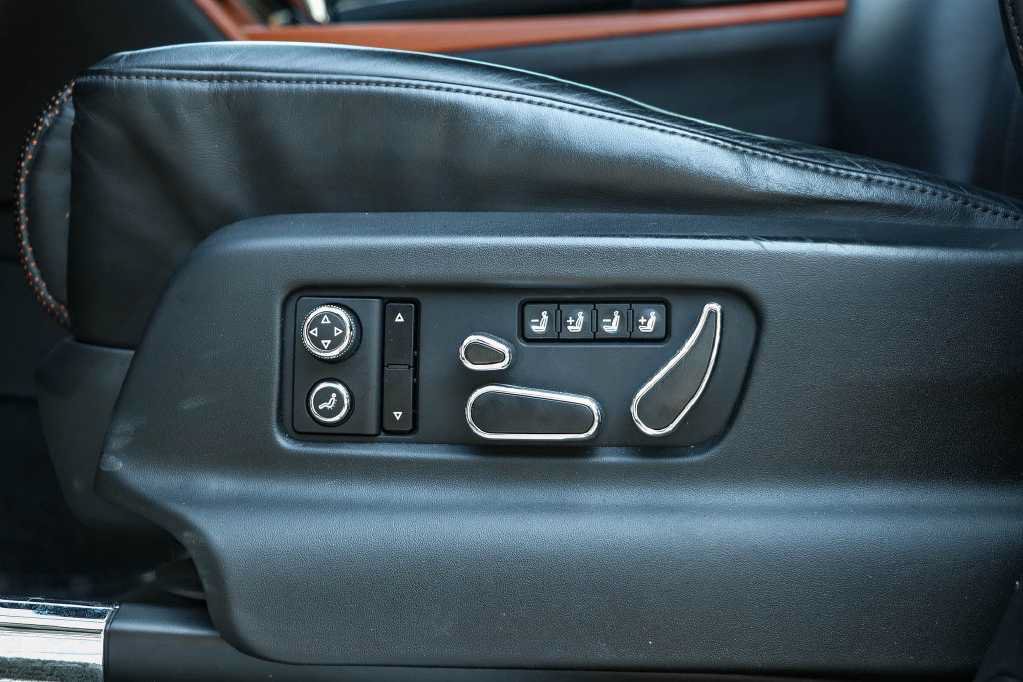 Used 2020 Bentley Bentayga AWD/4WD image 25