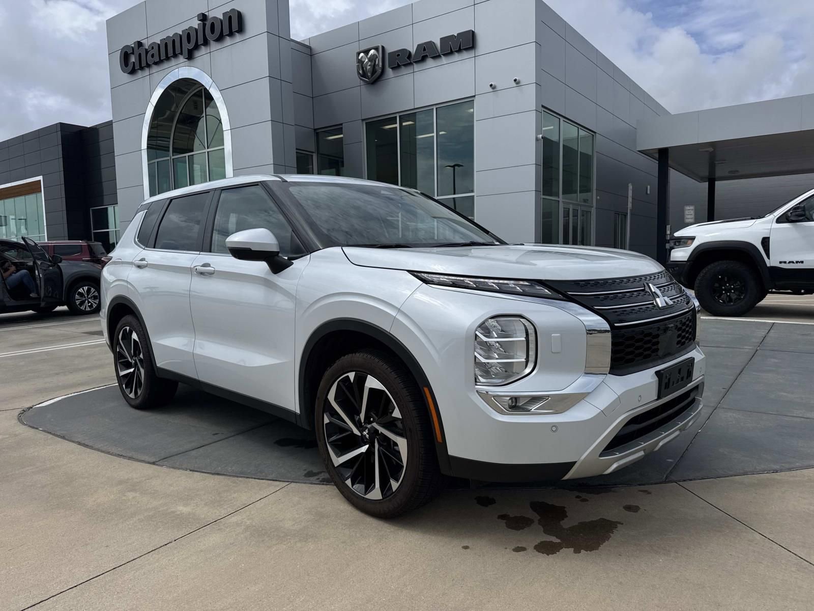 Used 2023 Mitsubishi Outlander SE AWD/4WD image 1