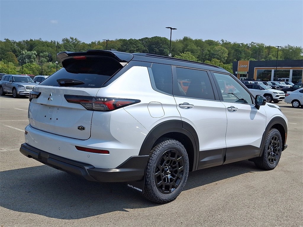 New 2025 Mitsubishi Outlander SE image 4