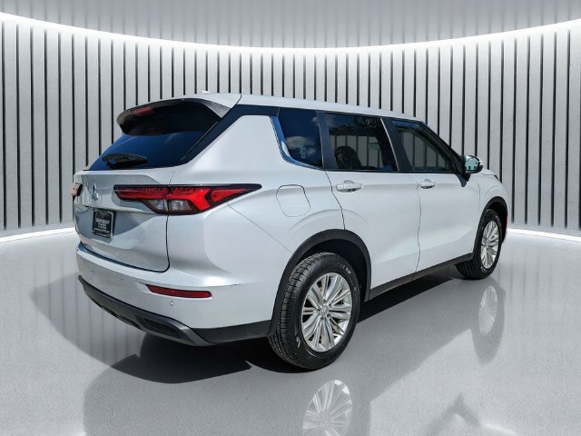 Used 2024 Mitsubishi Outlander ES FWD image 4