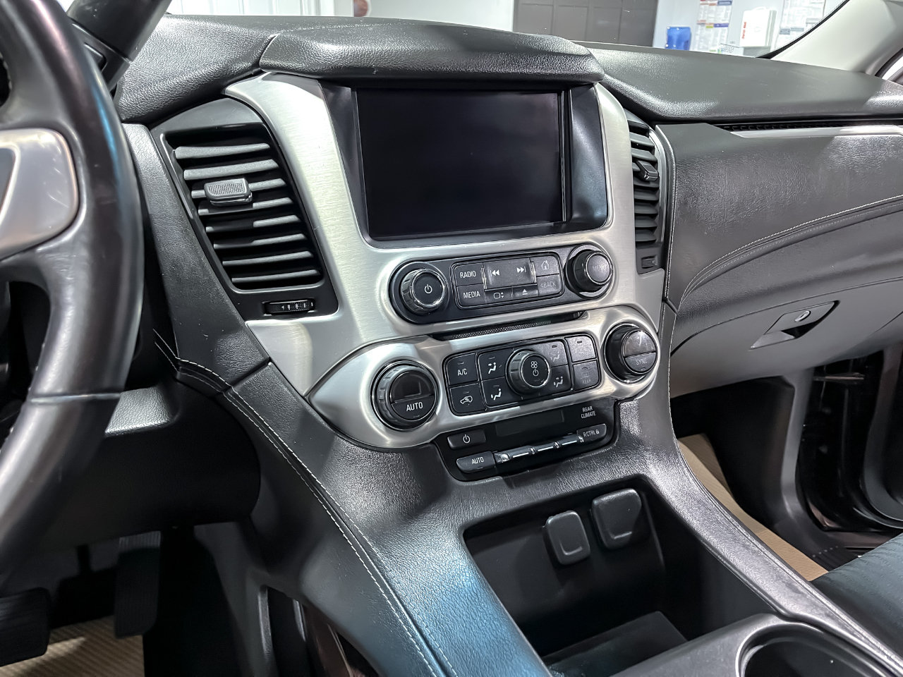Used 2016 GMC Yukon SLE w/ Convenience Package AWD/4WD image 25