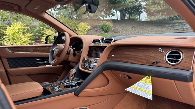 New 2025 Bentley Bentayga Plug-In Hybrid image 2